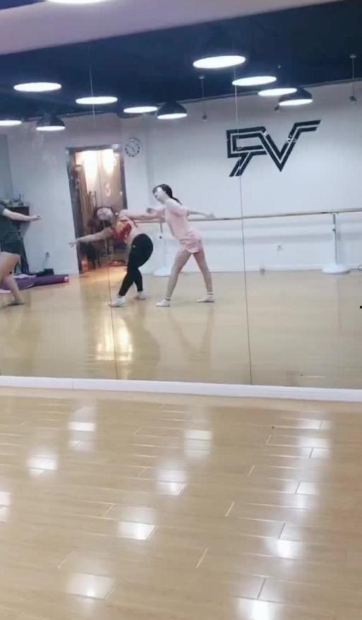 吃瓜操场跳舞视频大全集,欢乐瞬间，青春风采尽展