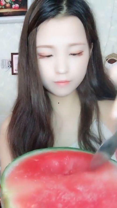 漂亮的小姐姐吃瓜视频,小姐姐吃瓜视频引发网友热议