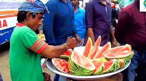 中南集市三人吃瓜视频播放,三口之家中南集市吃瓜欢乐时光